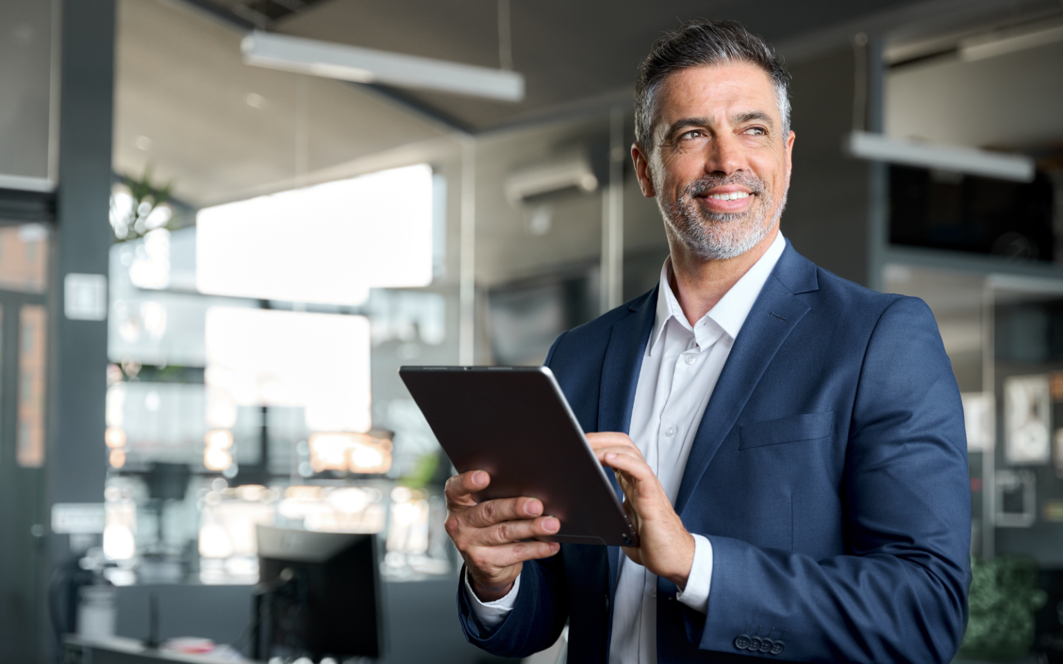 An IT contractor looking happy after reading my advice for contractors in 2024