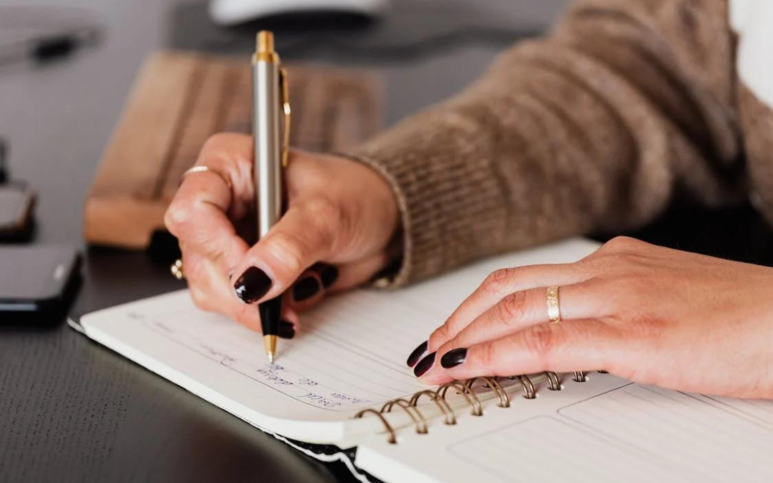 woman writing down my top job hunting tips